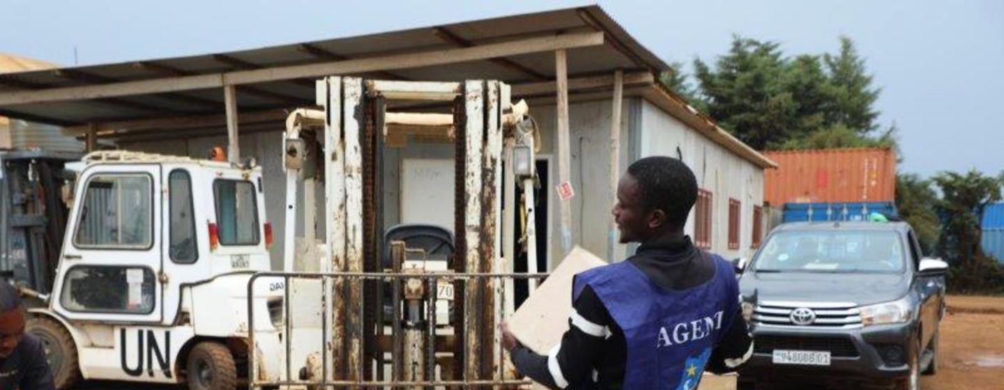 De  #Goma à #Beni, dans le #NordKivu, plus de 50 tonnes de matériel  électoral ont été acheminées depuis le début de l'année à la demande de  la @cenirdc